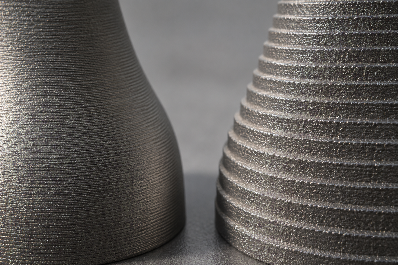 Comparaison schématique de l'épaisseur de couche et de la rugosité de surface d'une pièce imprimée en 3D métal : différence de texture de surface d'une même surface courbe à 20 micromètres et à 100 micromètres d'épaisseur de couche
