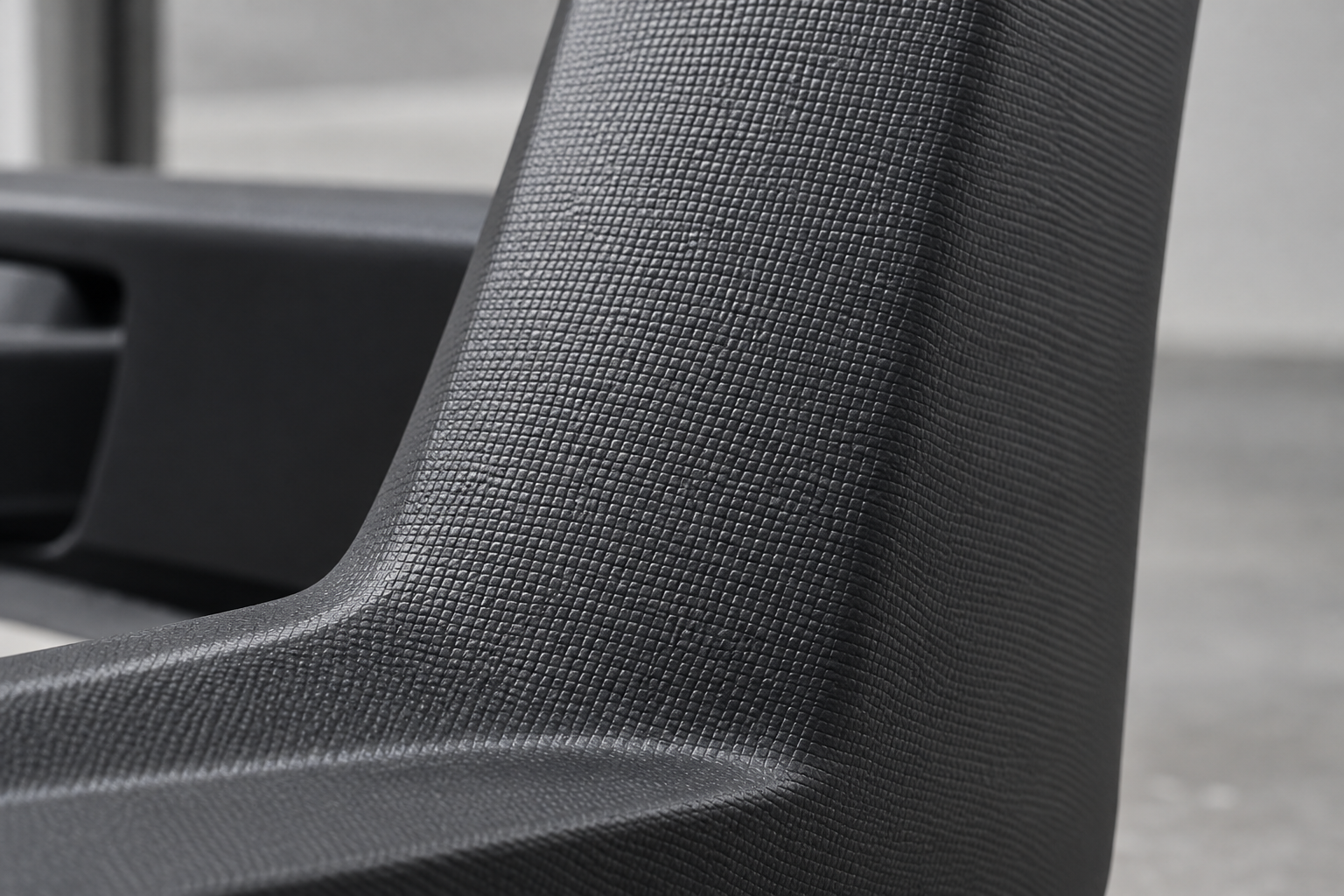 Schematische Darstellung der Seitenwandtextur und Entformungsrichtung eines Spritzgussteils mit Gittertextur für ein Automobil-Instrumententafel, die das Verhältnis von Texturtiefe und Entformungsschräge zeigt
