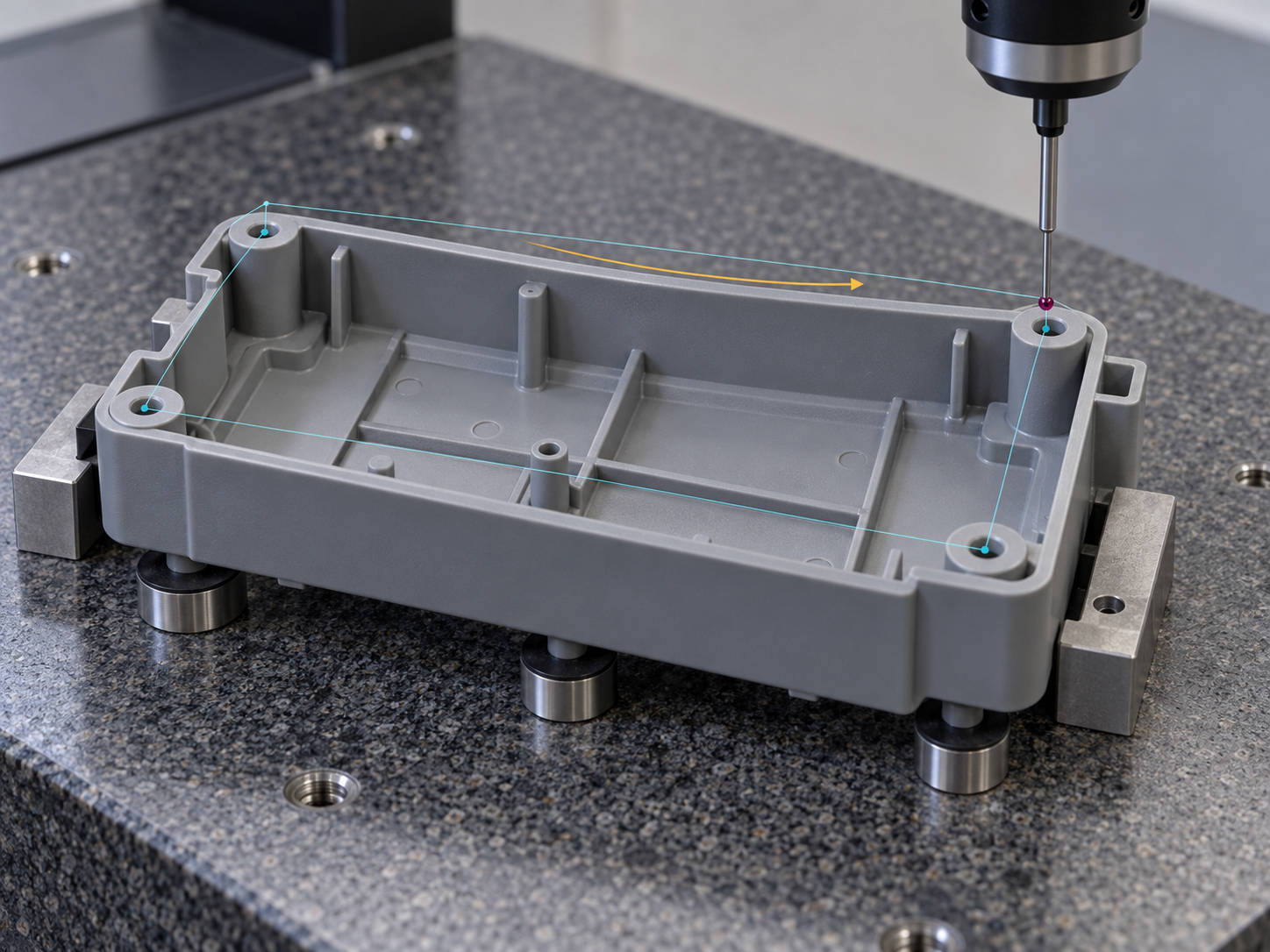 Scénario de contrôle dimensionnel après essai de moulage d’une pièce injectée en utilisant une machine à mesurer tridimensionnelle ou des instruments de mesure, mettant l’accent sur la surface de référence pour la planéité, les positions des trous d’assemblage critiques et le contrôle technique de la direction du gauchissement
